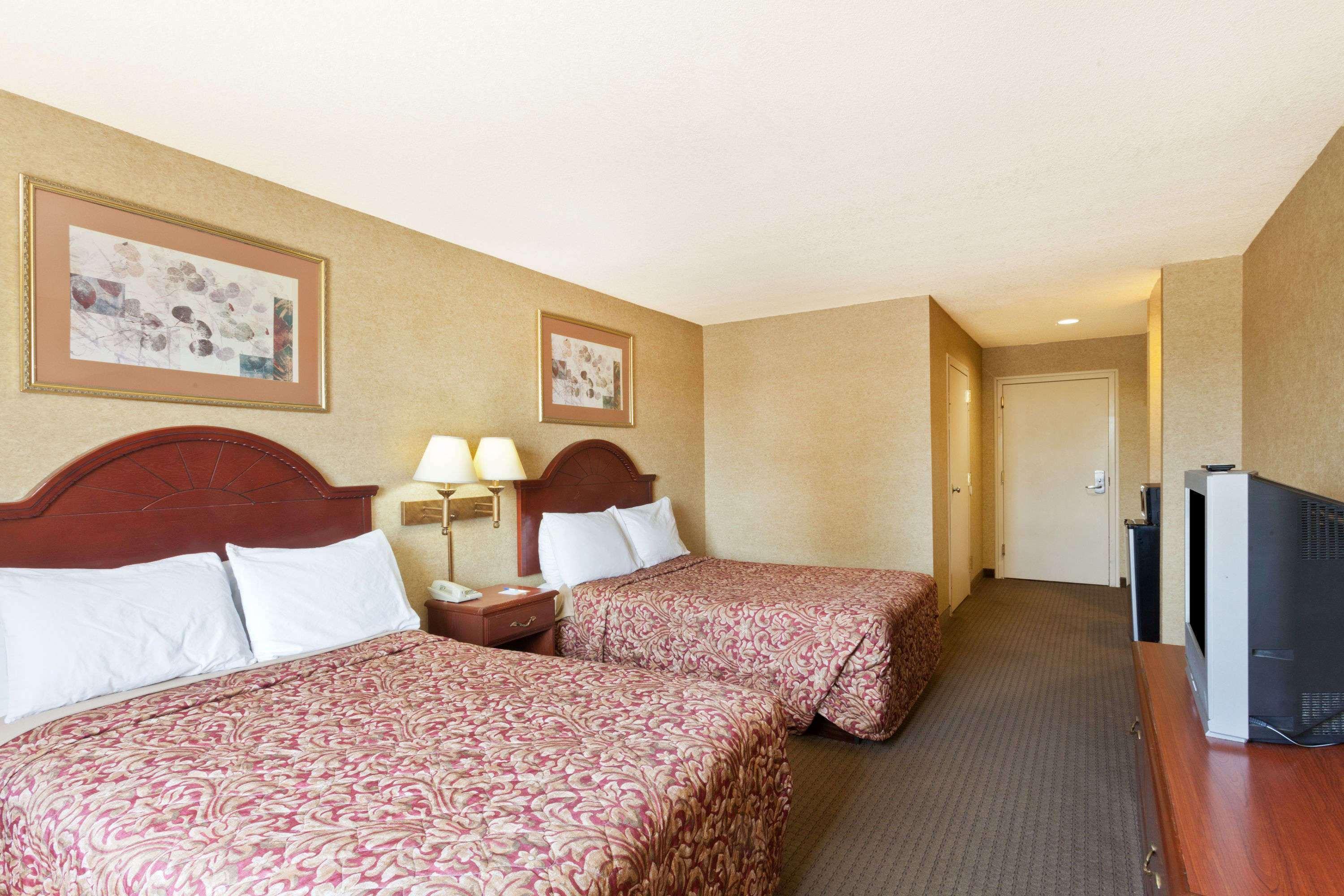Days & By Wyndham Hotel 2*